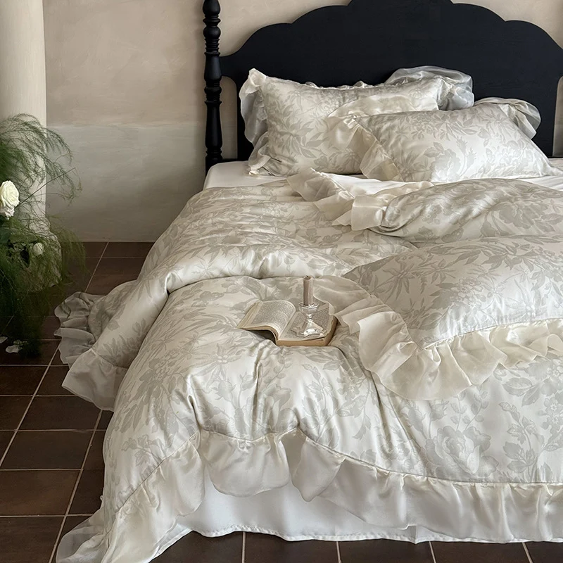 Elegantes Bettwäsche-Set aus feinem Satin-Jacquard mit zartem Blumenrelief und dekorativem Volant