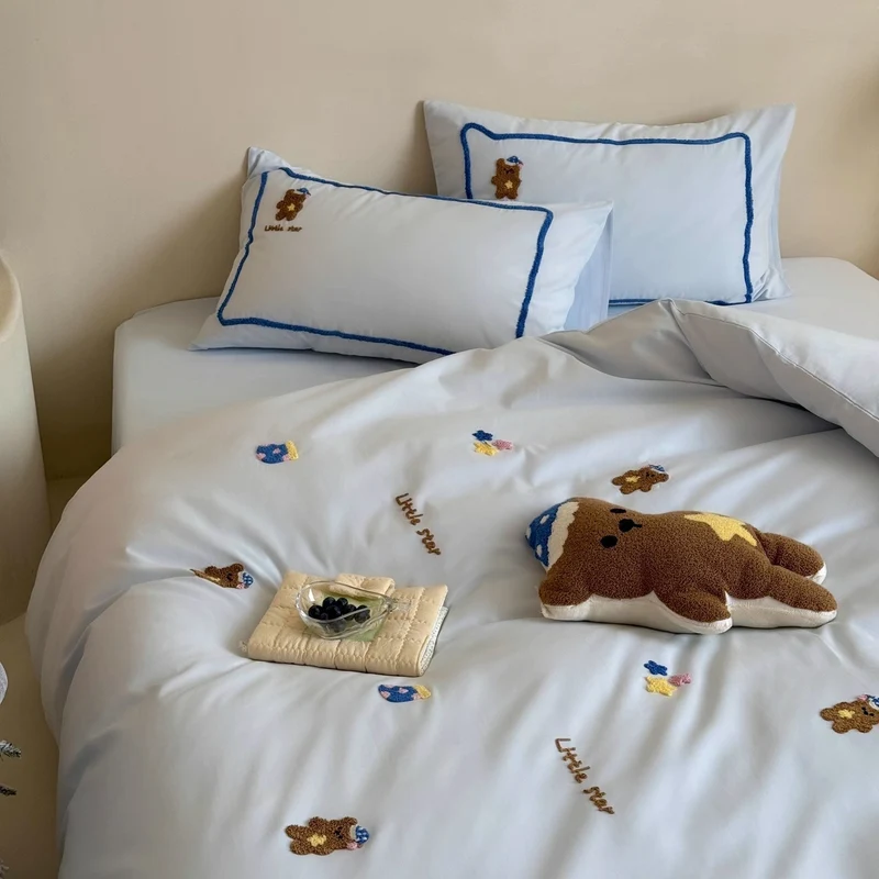 Kinder-Bettwäsche-Set mit Chenille-Teddystickerei und Kontrastkeder