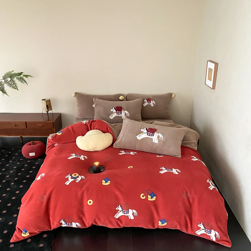 Kuscheliges Bettwäsche-Set aus Samt mit Pferde-Applikation