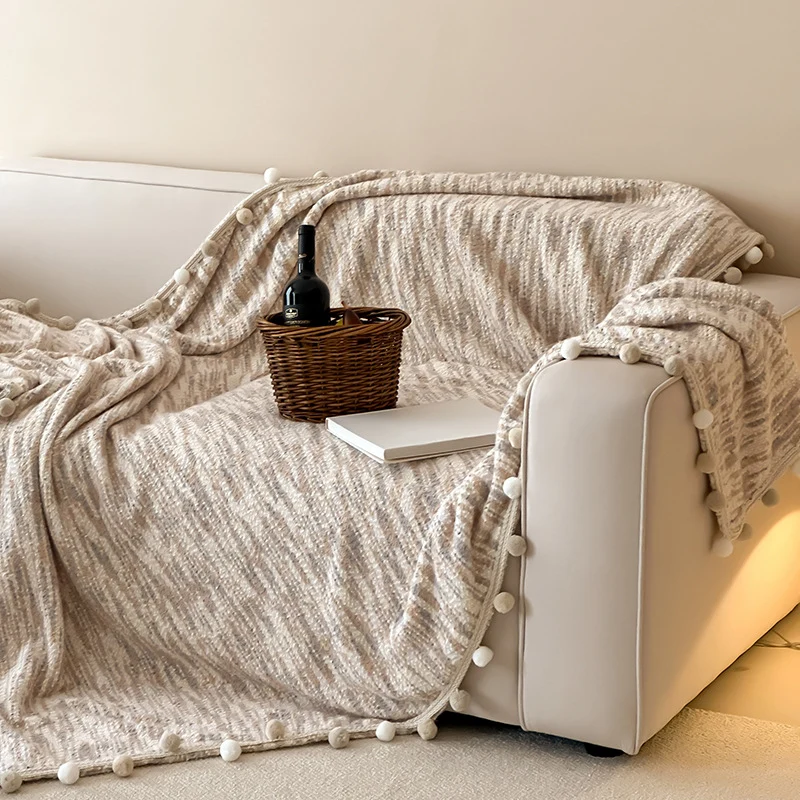 Kuschelige Wohndecke mit Pompon-Besatz und melierter Struktur