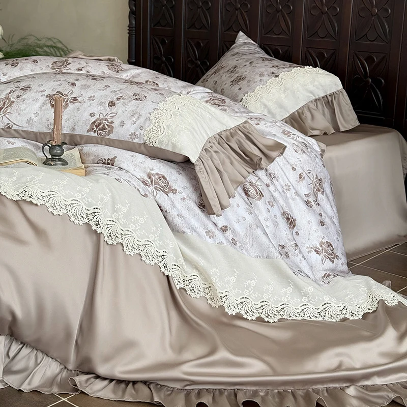 Elegante Bettgarnitur im Vintage‑Romantikstil mit Spitzenapplikation, Volant und Satinbesatz
