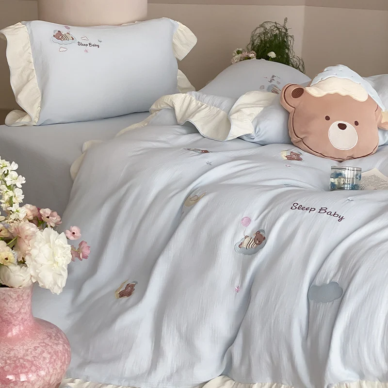 Bettwäschegarnitur im Baby-Motiv aus weichem Baumwollmix mit Rüschensaum