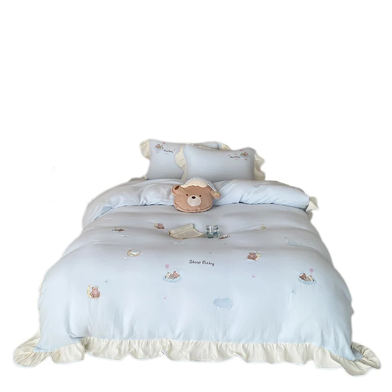Bettwäschegarnitur im Baby-Motiv aus weichem Baumwollmix mit Rüschensaum