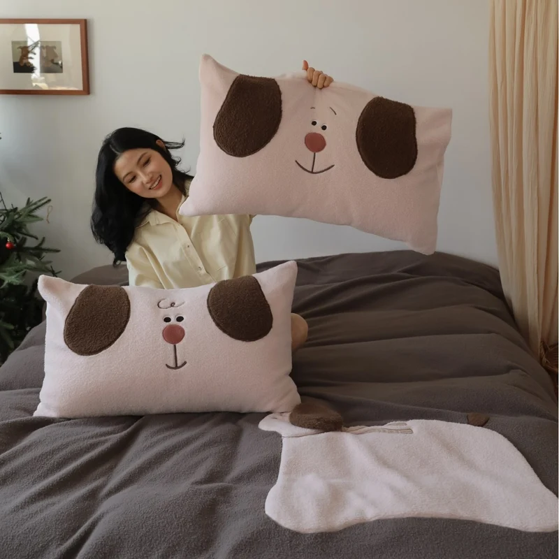 Kuscheldecke mit 3D-Küken-Applikation und niedlichen Plüsch-Füßchen
