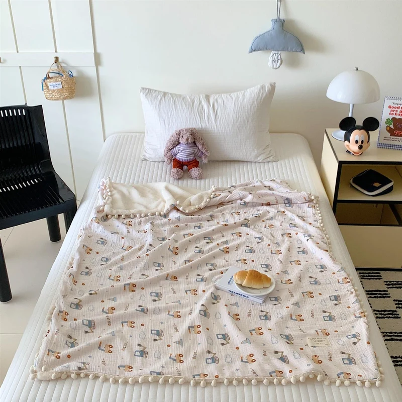 Kinderwende-Kuscheldecke aus Baumwoll-Musselin mit Pompon-Bordüre