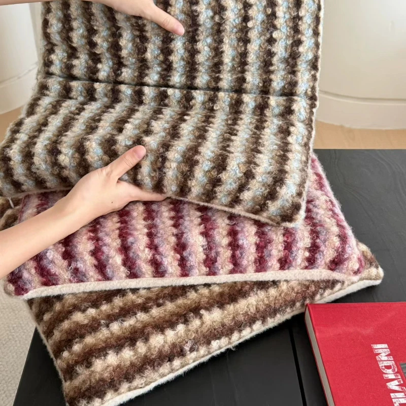 Gestricktes Dekokissen mit Wollmischung und Retro-Streifenstruktur