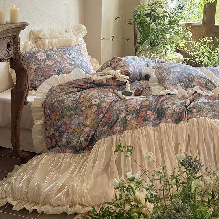 Florale Bettwäschegarnitur mit Vintage-Malerei-Print, Volantkissen und geraffter Tagesdecke