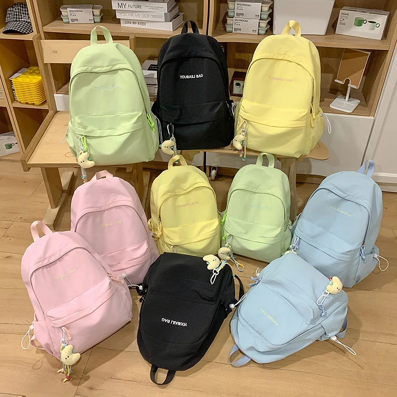 Leichtgewichtige Freizeit-Rucksack mit dekorativem Schlüsselanhänger Karnz