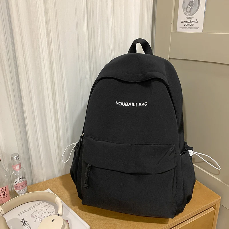Leichtgewichtige Freizeit-Rucksack mit dekorativem Schlüsselanhänger Karnz