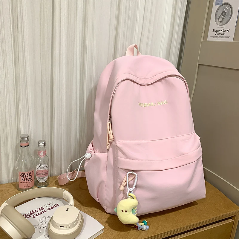 Leichtgewichtige Freizeit-Rucksack mit dekorativem Schlüsselanhänger Karnz