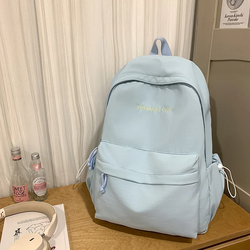 Leichtgewichtige Freizeit-Rucksack mit dekorativem Schlüsselanhänger Karnz