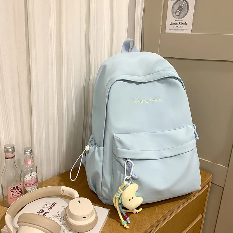 Leichtgewichtige Freizeit-Rucksack mit dekorativem Schlüsselanhänger Karnz