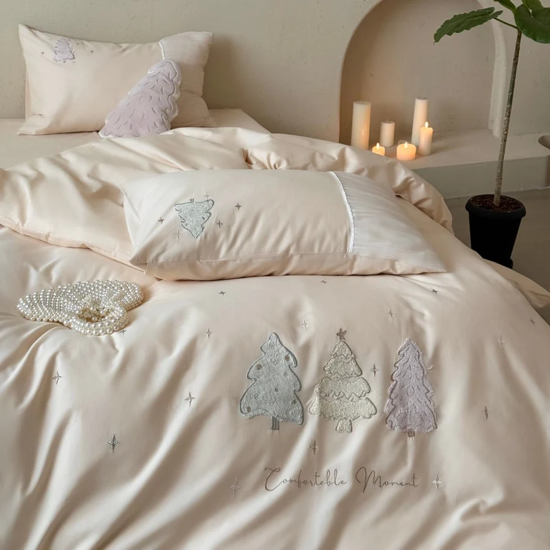 Besticktes Bettwäsche-Set aus Baumwollsatin mit Tannen-Applikation