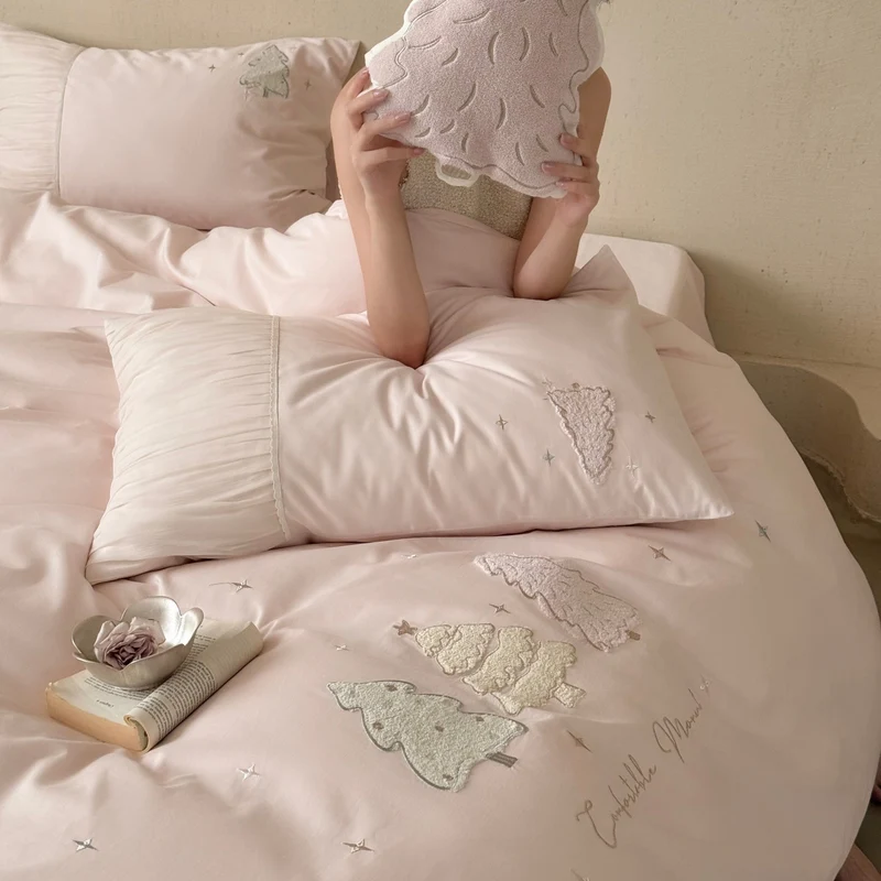 Besticktes Bettwäsche-Set aus Baumwollsatin mit Tannen-Applikation
