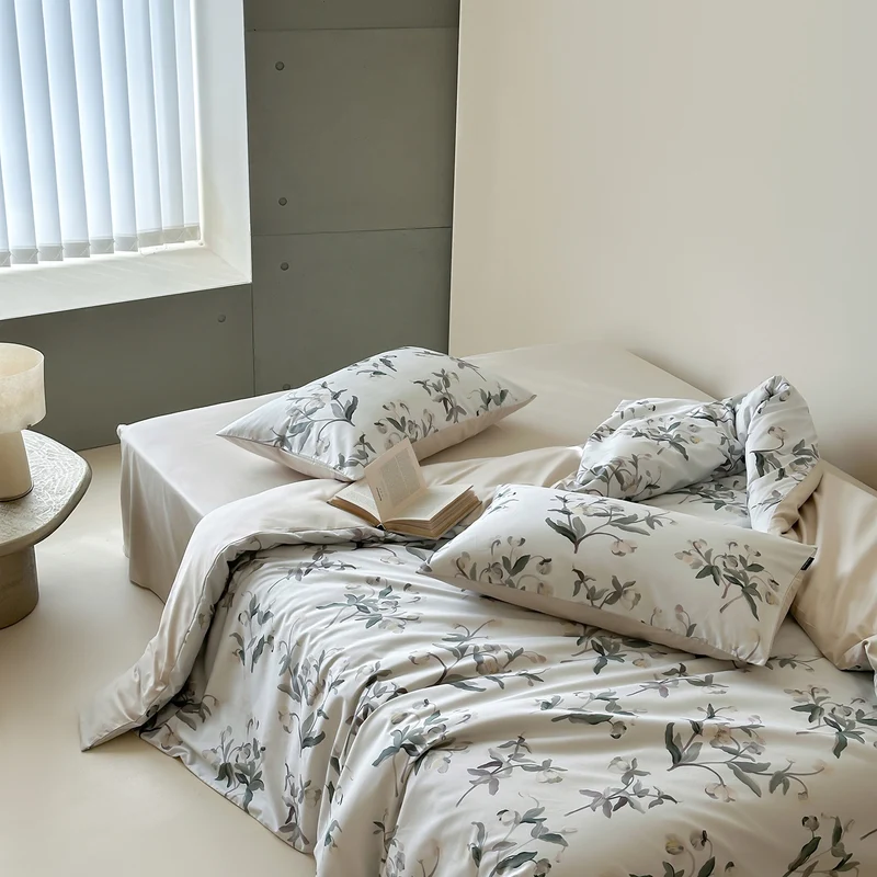 Baumwollsatin-Bettwäschegarnitur mit skizzenhaftem Blumenprint und Wende-Satin