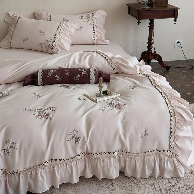 Bettwäsche-Set aus Baumwollsatin im Vintage-Stil mit floraler Stickerei, Volant und Spitzenbesatz