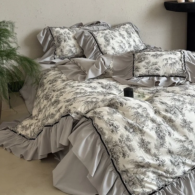 Bettwäschegarnitur im Toile-de-Jouy‑Stil mit gerafftem Volant und Zierkante
