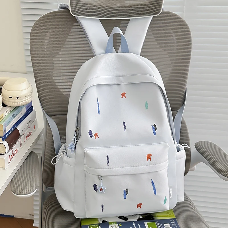 Leichter Rucksack mit süßem gesticktem Design Karnz