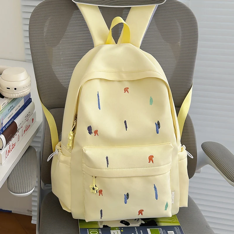 Leichter Rucksack mit süßem gesticktem Design Karnz