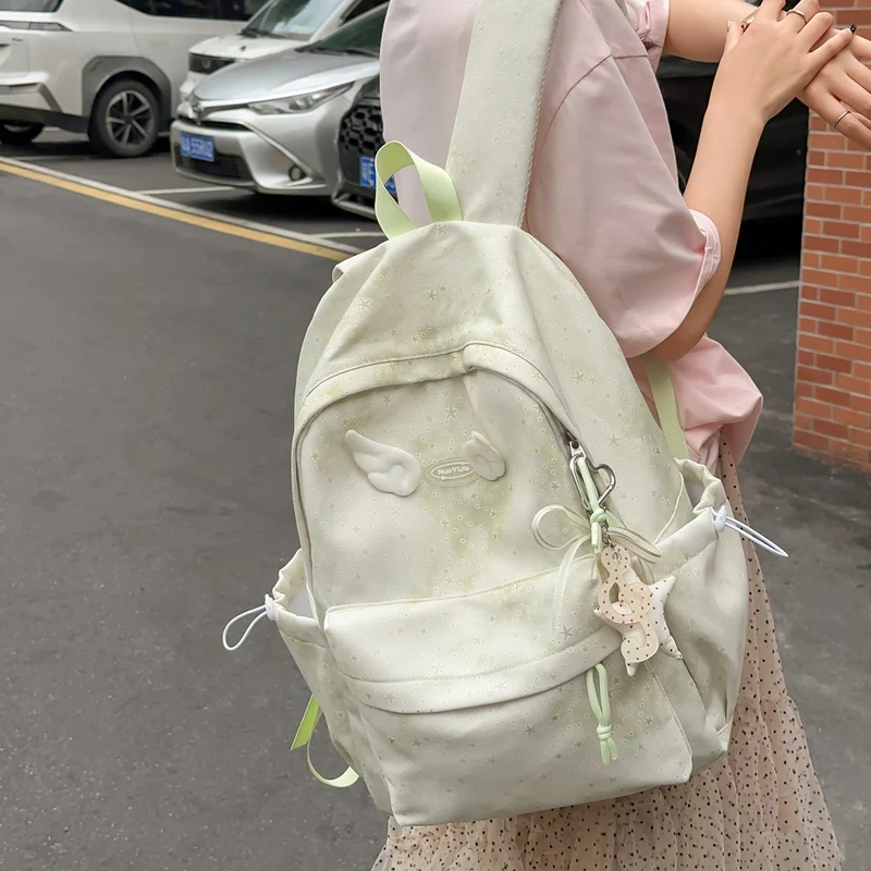 Funktionaler Rucksack mit dekorativen Flügelakzenten Karnz