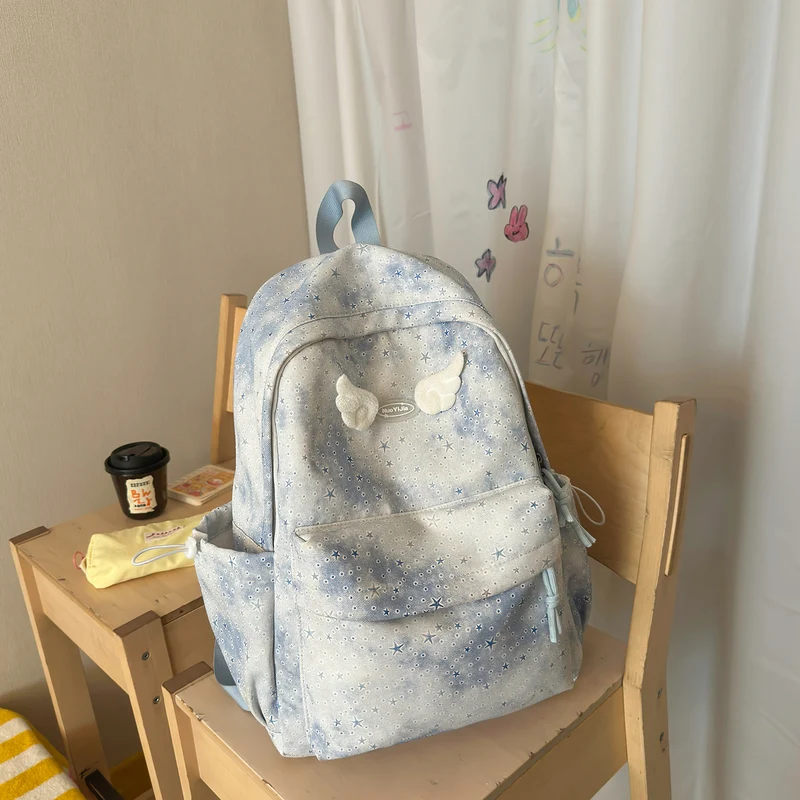Funktionaler Rucksack mit dekorativen Flügelakzenten Karnz