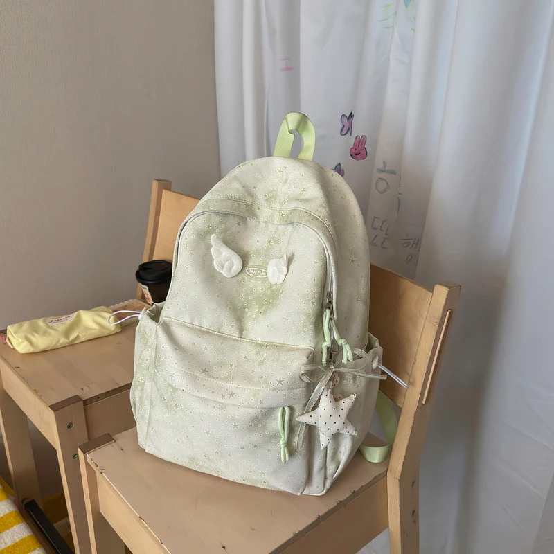 Funktionaler Rucksack mit dekorativen Flügelakzenten Karnz