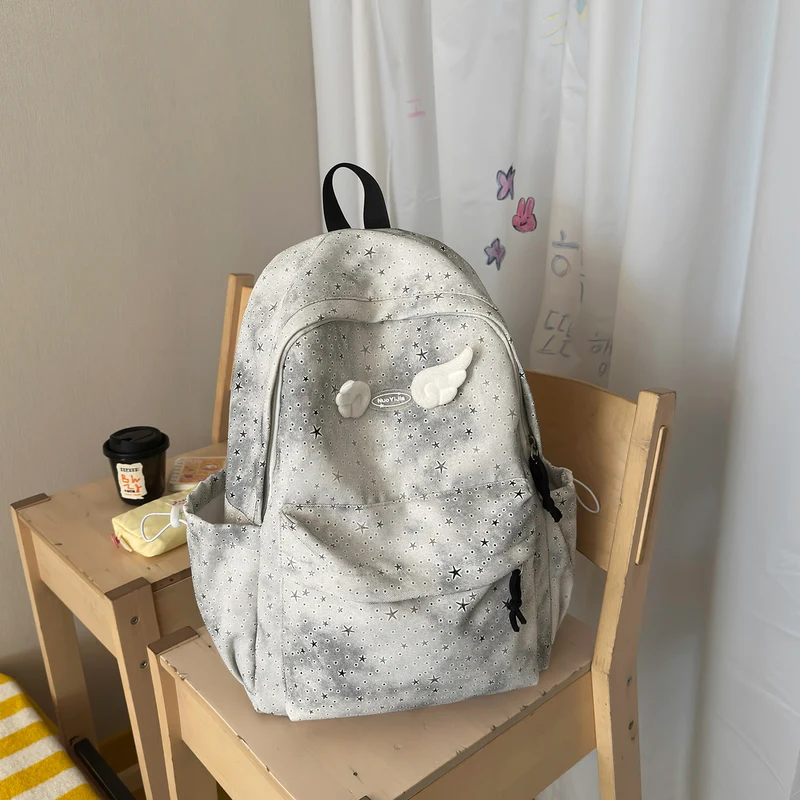 Funktionaler Rucksack mit dekorativen Flügelakzenten Karnz