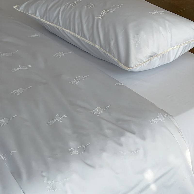 Hochwertige Bettgarnitur aus Baumwollsatin mit dezenten Ballerina‑Reliefstickereien & Spitzeneinfassung