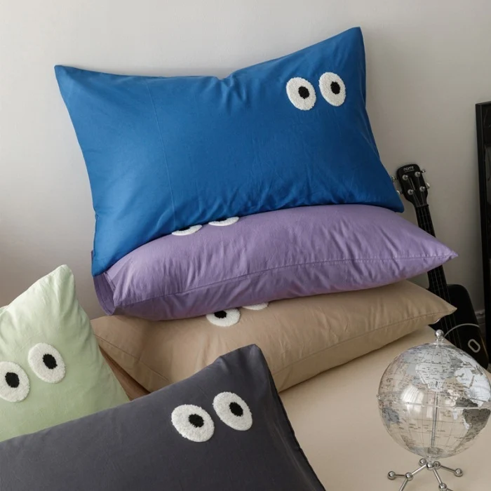 Verspieltes Kissenbezug-Set mit bestickten Augen-Applikationen aus weichem Baumwollstoff