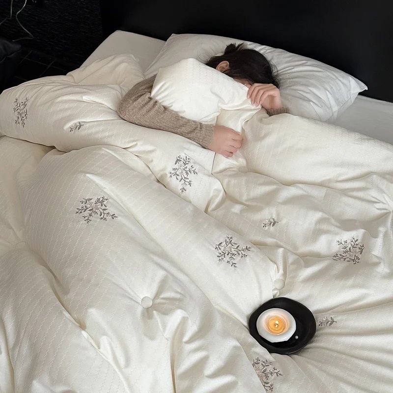 Gestepptes Ganzjahres-Steppbett mit floraler Stickerei und Knopfverarbeitung