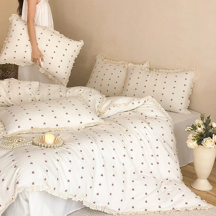 Gestepptes Bettwäscheset aus Baumwoll‑Musselin mit zartem Kirschenprint und Rüschenkante