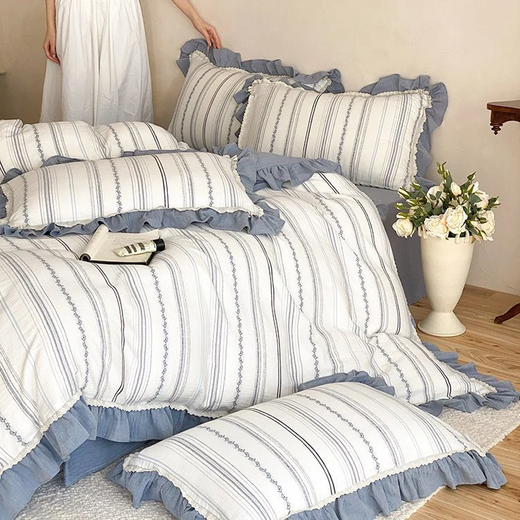 Gestepptes Bettwäscheset aus Baumwoll‑Musselin mit zartem Kirschenprint und Rüschenkante