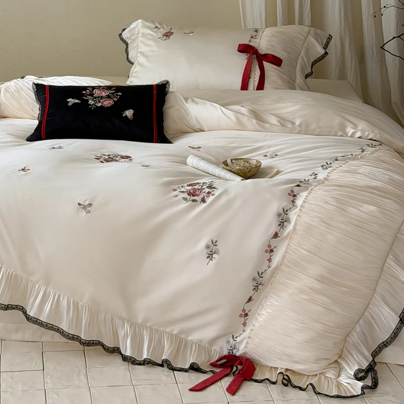 Exquisites Baumwollsatin-Bettwäsche-Set mit floraler Stickerei, Plisseevolant und Zierschleifen