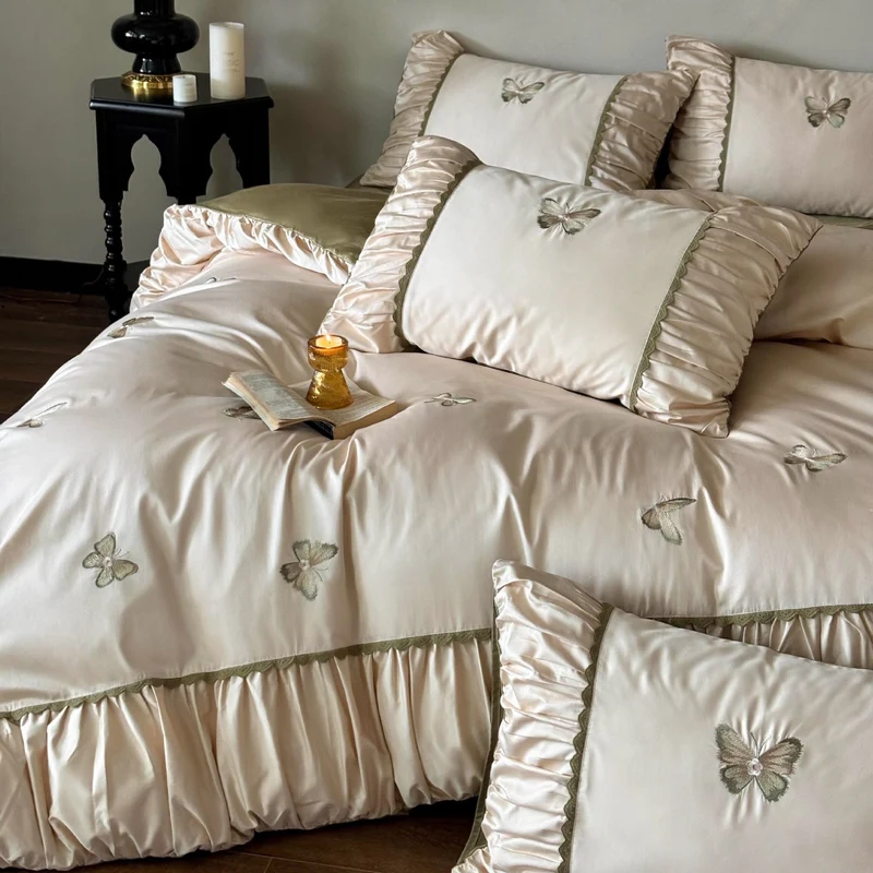 Elegantes Bettwaren-Set aus Baumwollsatin mit bestickten Schmetterlingen und gerafftem Bettrock