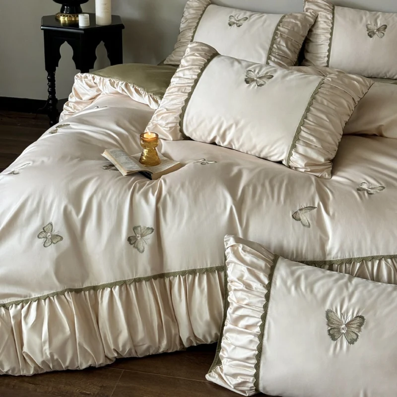 Elegantes Bettwaren-Set aus Baumwollsatin mit bestickten Schmetterlingen und gerafftem Bettrock