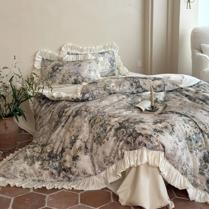 Romantisches Satin-Bettwäscheset mit floraler Jacquardoptik und gerafftem Volant