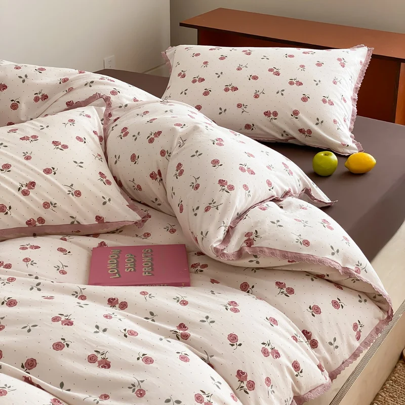 Fein gewebte Baumwoll-Perkal-Bettwäschegarnitur mit zartem Blumenprint und gehäkelter Spitzenkante