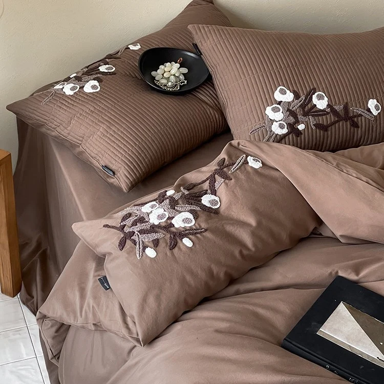 Edles Bettbezug- und Kissenbezug-Set aus Baumwollsatin mit floraler Relief-Stickerei