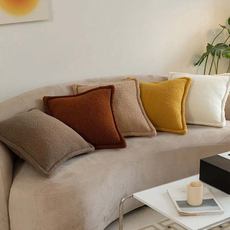 Dekoratives Teddy‑Fleece‑Kissen mit wattierter Füllung und Kedernaht