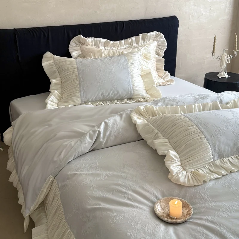 Luxuriöses Rüschen-Bettwäscheset aus Satin mit Jacquardmuster und Plisseekanten