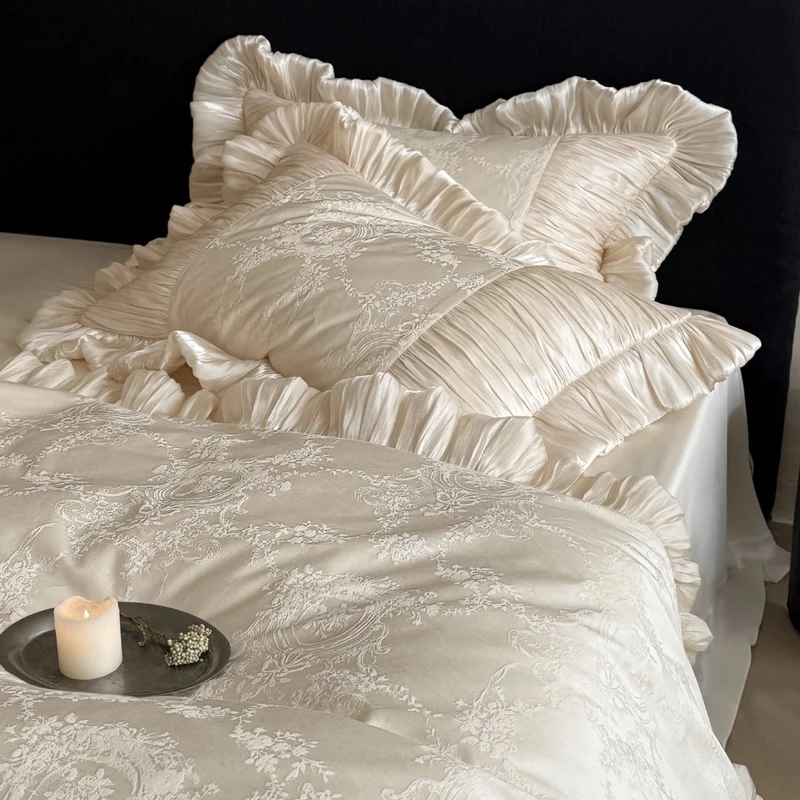 Luxuriöses Rüschen-Bettwäscheset aus Satin mit Jacquardmuster und Plisseekanten