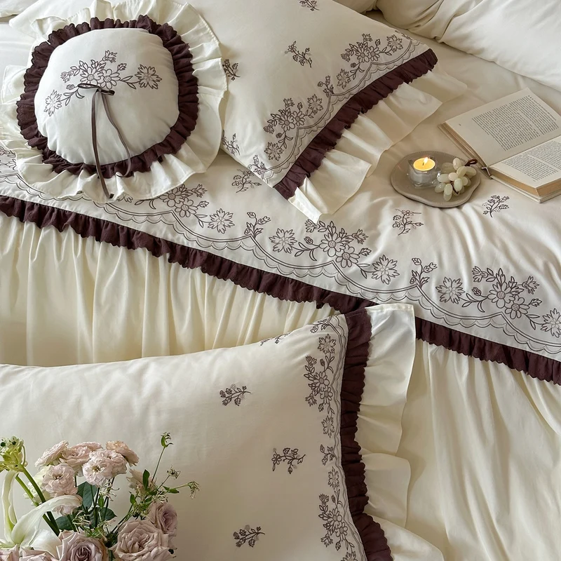 Luxuriöses Bettwäsche-Set mit besticktem Überwurf, Rüschen‑Bettrock und Zierkissen