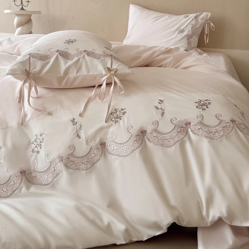 Luxuriöses besticktes Satin-Bettwäscheset mit Rüschensaum