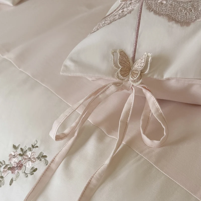 Luxuriöses besticktes Satin-Bettwäscheset mit Rüschensaum