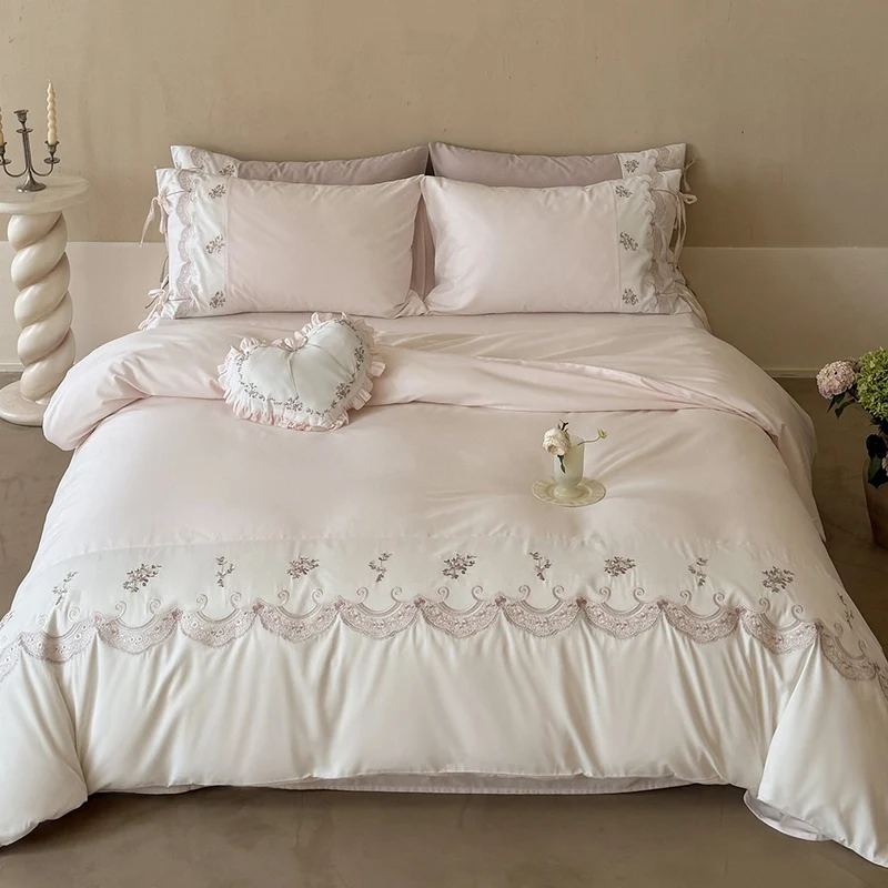 Luxuriöses besticktes Satin-Bettwäscheset mit Rüschensaum