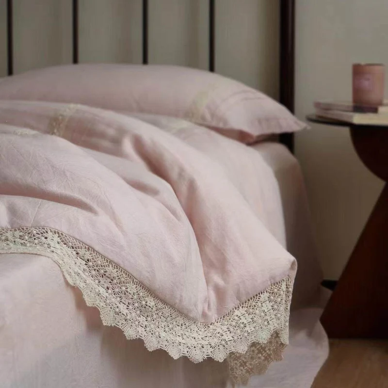 Bettwäsche-Garnitur aus Leinenoptik mit zarter Häkelspitze