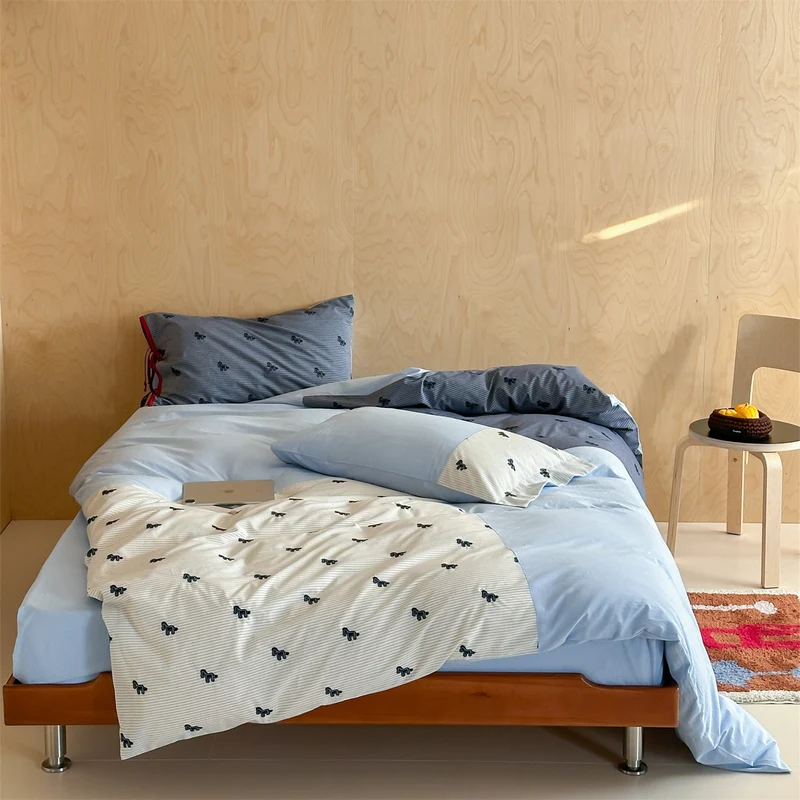 Bettwäsche-Garnitur aus Baumwollsatin mit gestickten Pferde-Applikationen und Patchwork-Streifen