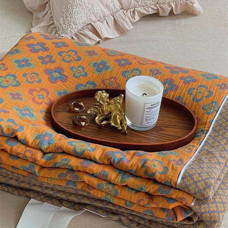 Leicht gesteppte Wohndecke im Retro-Blumenjacquard aus Baumwoll‑Leinen‑Mix