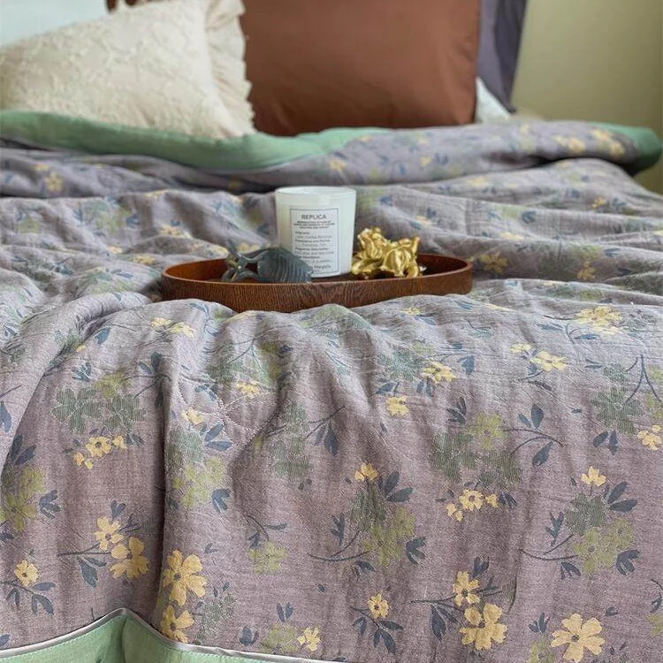 Leicht gesteppte Wohndecke im Retro-Blumenjacquard aus Baumwoll‑Leinen‑Mix