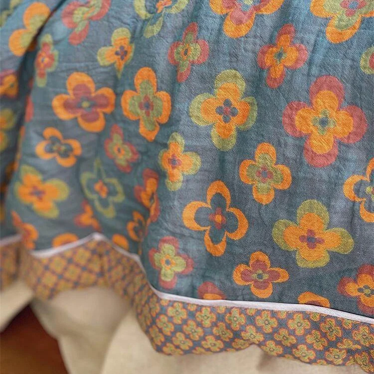 Leicht gesteppte Wohndecke im Retro-Blumenjacquard aus Baumwoll‑Leinen‑Mix